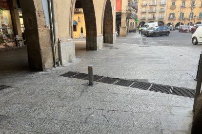 El carrer Avall des de la plaça Mercadal, on va un piló.