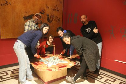 L’equip de Tombs Creatius i el del Museu d’Arqueologia de Catalunya van instal·lar ahir els jocs.