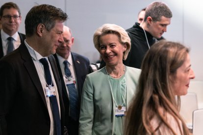 ​​Ursula von der Leyen i el ministre d’Economia alemany, Robert Habeck, ahir a Davos.