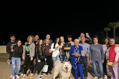 L’equip del local, amics, familiars i mascota, celebrant la victòria a la plaça de la Llotja.