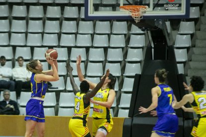 Un llançament a cistella del Cadí en el partit d’ahir.