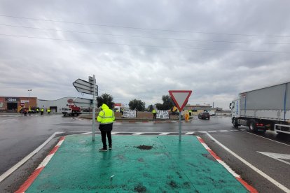 Les protestes es van traslladar ahir a una rotonda del polígon.