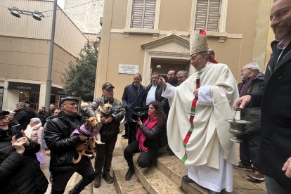 El bisbe de Lleida, Salvador Giménez, beneint mascotes després de la missa en honor a sant Antoni Abat.