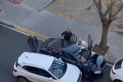 Moment de la detenció al barri tarragoní de Torreforta.