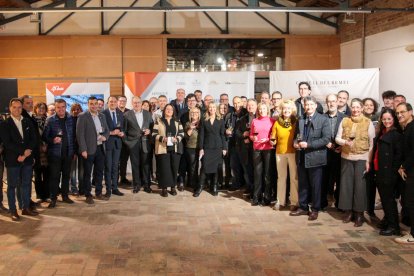 Foto de grup de tots els assistents ahir a l’acte inaugural de l’exposició al Castell del Remei.