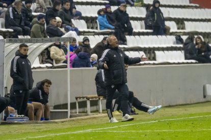 Ángel Viadero, donant indicacions davant de la Nucia.