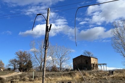 Els cables que encara hi ha tallats a Vilamitjana.