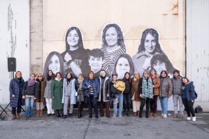 Protagonistes de la iniciativa van posar ahir amb el mural de grans dimensions amb la delegada Montse Bergés i l’alcalde del Palau.