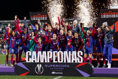 Les jugadores del Barcelona aixequen la Supercopa, primer títol que obtenen aquesta temporada.