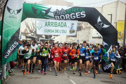 Moment de la sortida de la prova dels 10 quilòmetres, la reina en una nova edició de la Cursa de l’Oli.