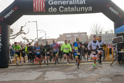 Un moment de la sortida de la prova, que va comptar amb uns 300 participants entre tots els formats.