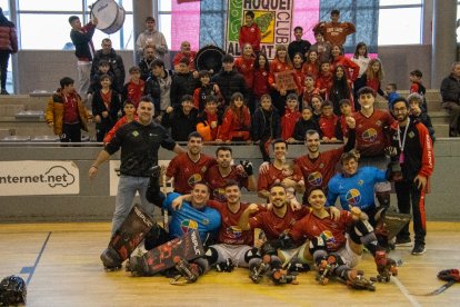 La plantilla de l’Alpicat celebra la victòria sobre el Palafrugell, davant d’un grup de seguidors.