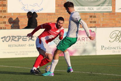 Un jugador de l’Artesa de Segre intenta regatejar un rival.