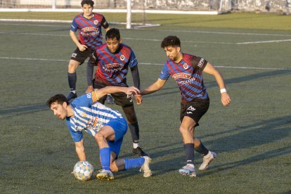 Diversos jugadors del Tàrrega proven de prendre la pilota a un rival en un moment del partit d’ahir.