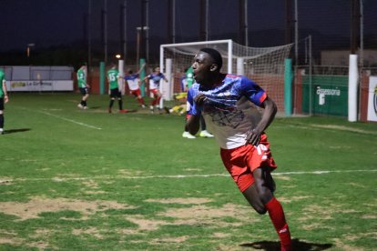 Moró Sidibé celebra el seu gol en el minut 93, que va valer el triomf del Mollerussa.