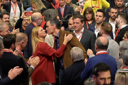 El president del Govern central, Pedro Sánchez, saluda a l’arribar a la clausura de la convenció política.