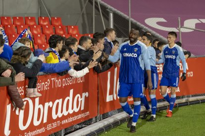 Neyder Lozano, contrariat, encapçala els jugadors que es van atansar a saludar l’afició.