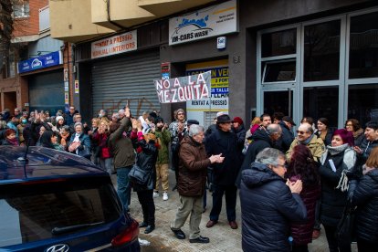 Imatge de la concentració a favor del centre de culte al barri.