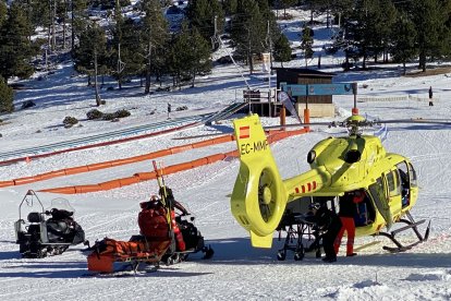 L’helicòpter del SEM, moments abans d’evacuar el menor accidentat a Port Ainé.