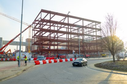 Vista de la carcassa metàl·lica de l’edifici que acollirà les consultes externes de l’hospital.