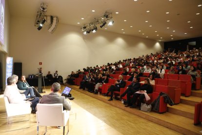 Una de les múltiples conferències de la primera jornada del Tour del Talent, ahir a la Llotja.