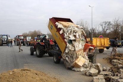 Un tractor llança runa per tallar el pas a l’A-9.