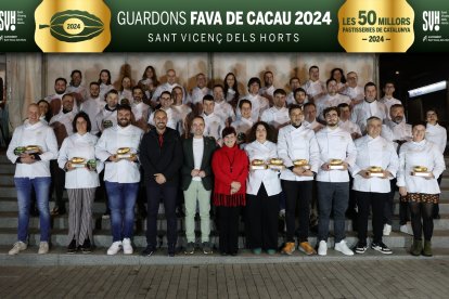 Foto de família dels pastissers distingits dissabte a la tarda durant la setena edició de la Mostra Internacional de Pastisseria de Sant Vicenç dels Horts.