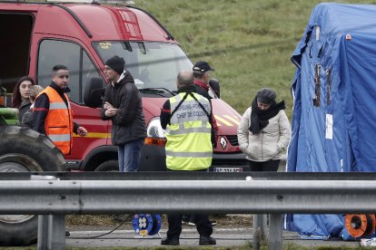 Els equips d’emergència al lloc de l’atropellament.