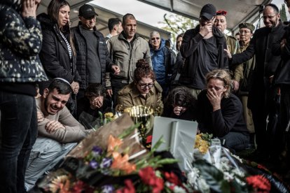 Els israelians ploren durant el funeral del soldat mort dilluns a la Franja de Gaza.