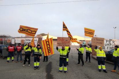 Els treballadors protestant davant l’empresa durant el primer dia de la vaga.