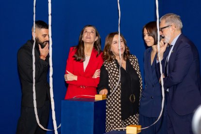 Visita a l’exposició. Juan Zamora, la reina Letícia, Ana Vallés, la ministra Diana Morant i l’alcalde, Fèlix Larrosa, a l’exposició a la Fundació Sorigué.