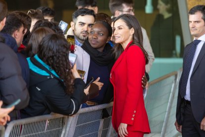 Visita a l’exposició. Juan Zamora, la reina Letícia, Ana Vallés, la ministra Diana Morant i l’alcalde, Fèlix Larrosa, a l’exposició a la Fundació Sorigué.