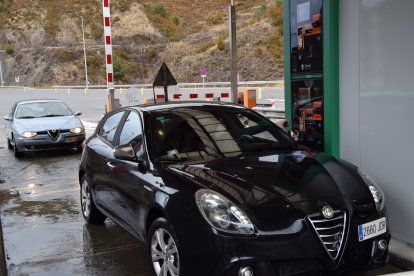 Un conductor atansa el mòbil a una de les noves terminals al peatge del túnel del Cadí.