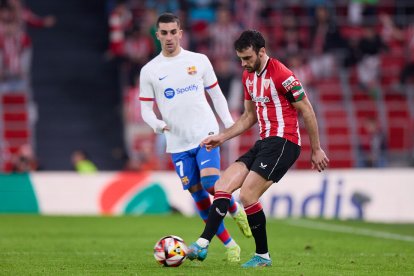 Ferran pressiona el defensa de l’Athletic Lekue.