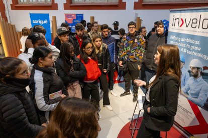 Joves escolten els consells de la responsable de persones d’Ingroup ahir en l’Escola del Treball.