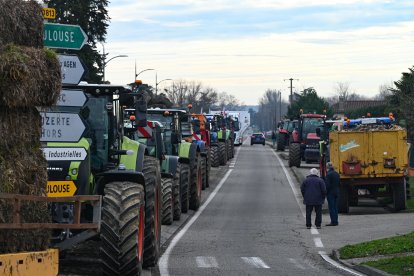 Els agricultors francesos mantenen tallades les principals carreteres del sud de França.