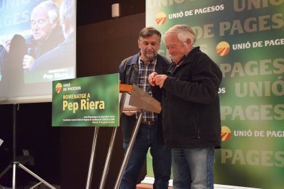 Joan Caball al costat de Pep Riera, homenatjat ahir per Unió de Pagesos a Mataró.