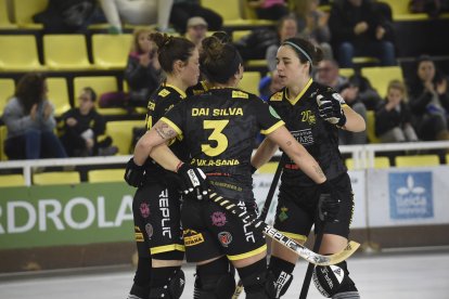 Les jugadores del Vila-sana celebren un gol davant de l’Igualada.