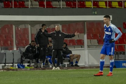 Ángel Viadero donant instruccions durant el partit contra el Terrassa.