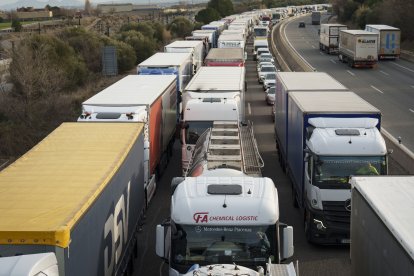 El bloqueig del pas fronterer a la Jonquera va generar grans retencions. Els pagesos francesos bloquegen les principals carreteres de tot el país amb tots els seus mitjans.