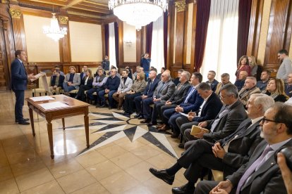 Alcaldes, regants i responsables de sindicats, amb el subdelegat José Crespín (esquerra), ahir a Lleida.