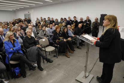 La consellera de Cultura, Natàlia Garriga, a la sala d’actes de l’Arxiu Comarcal a vessar de públic.