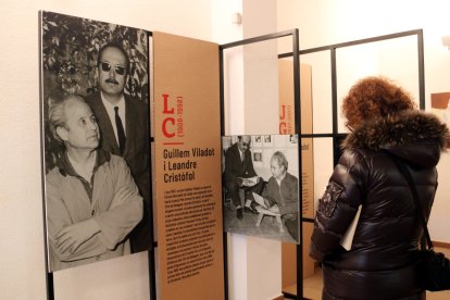 Una visitant ahir a l’exposició ‘Guillem Viladot i els creadors de Ponent’ a Lo Pardal d’Agramunt.