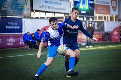 Konu, de l’Atlètic Lleida, lluita una pilota amb un rival.