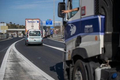 Camions circulant ahir per l’AP-7 a la Jonquera després de la reobertura després de 24 hores tancada.