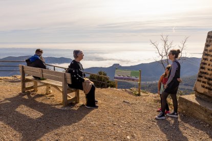 Excursionistes a l’ermita de Montalegre, a Vilanova de la Sal, observen el mar de boira.