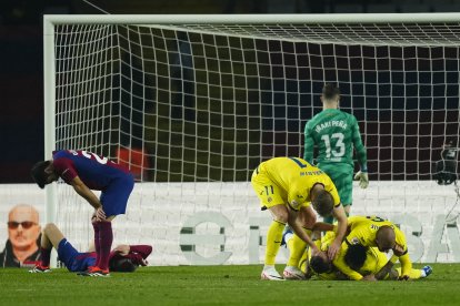 Els jugadors del Vila-real celebren un dels gols amb què van capgirar el marcador, davant de la desesperació de futbolistes blaugrana.