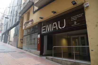 La seu de l’Empresa Municipal d’Agenda Urbana (EMAU), al carrer Cavallers.