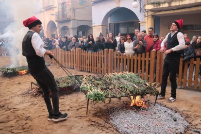 La plaça de l'oli de Valls ha estat el punt on s'ha fet la demostració de coure calçots