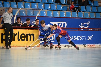 Sergi Duch i Oriol Llenas pugnen pel control d’una bola durant el partit disputat ahir a Les Comes.